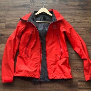 ARC’TERYX women’s rain jacket